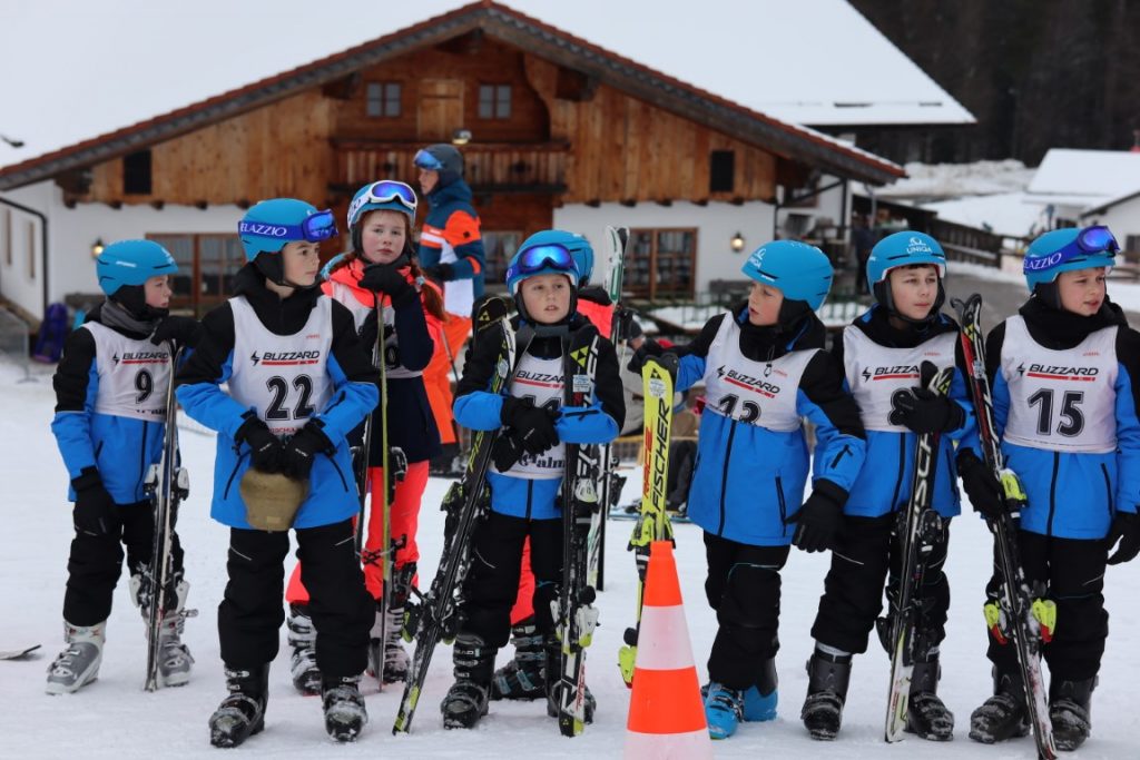 Kinder fahren zum ersten Mal Ski